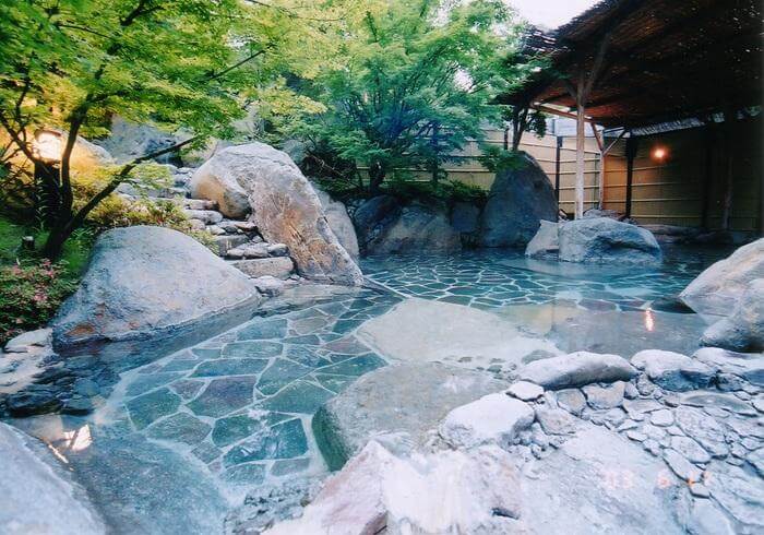 Yabakei, Oita: Guide to Kyushu's Most Layered Hidden Gorge Outdoor rotenburo hot spring bath overlooking Yabakei gorge, Oita