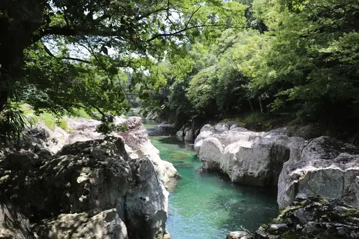 Yabakei, Oita: Guide to Kyushu's Most Layered Hidden Gorge Sarutobi Sentsubo gorge potholes in riverbed, Yamakuni River, Yabakei, Oita