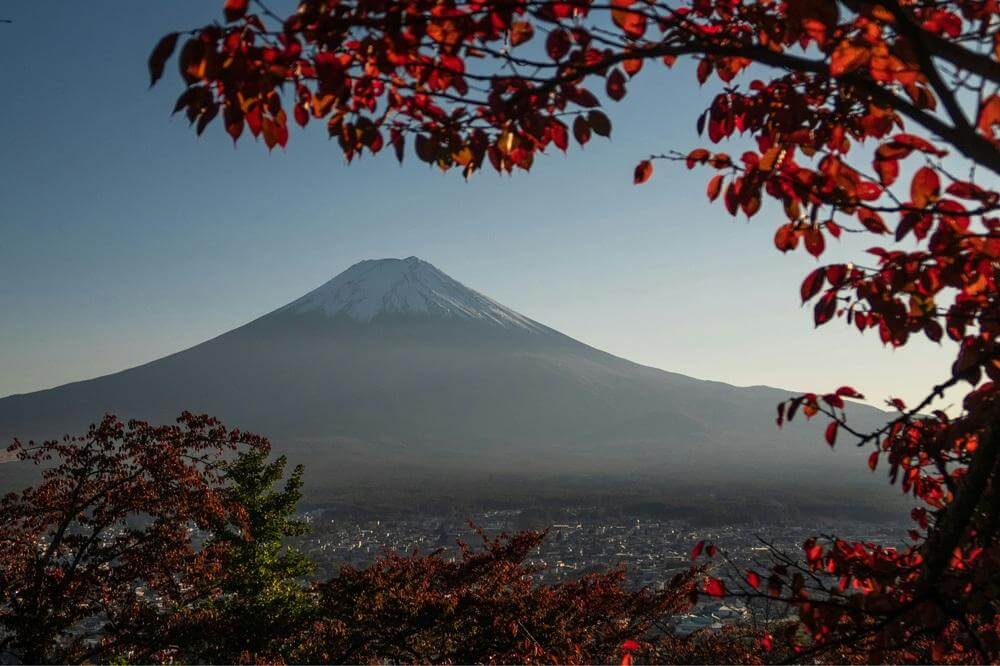 The Onsen Paradox: Why Japanese People Aren’t Embarrassed to Bathe Naked Together Ryokan outdoor onsen bath surrounded by autumn foliage in Kanagawa